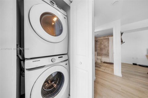 Condo in North Bay Village, Florida, 2 bedrooms  № 2041843 - photo 17