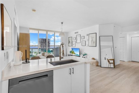 Condo in North Bay Village, Florida, 2 bedrooms  № 2041843 - photo 8