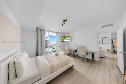 Condo in North Bay Village, Florida, 2 bedrooms  № 2041843 - photo 13