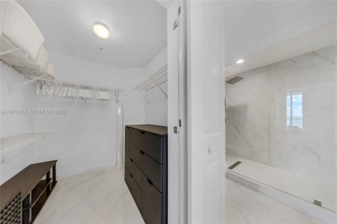 Condo in North Bay Village, Florida, 2 bedrooms  № 2041843 - photo 14