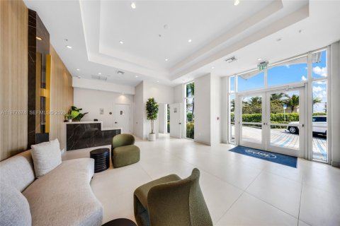 Condo in North Bay Village, Florida, 2 bedrooms  № 2041843 - photo 25