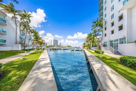 Condo in North Bay Village, Florida, 2 bedrooms  № 2041843 - photo 27