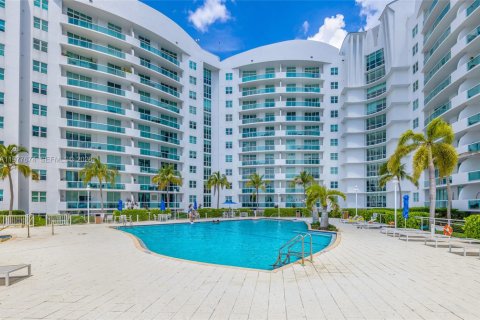 Condo in North Bay Village, Florida, 2 bedrooms  № 2041843 - photo 30