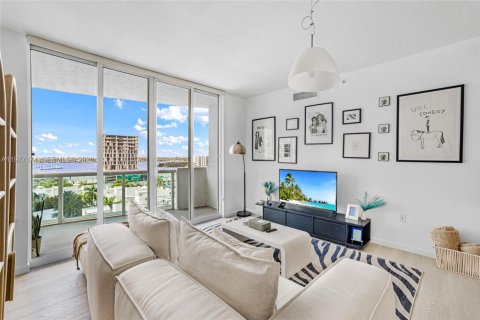 Condo in North Bay Village, Florida, 2 bedrooms  № 2041843 - photo 9