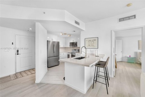 Condo in North Bay Village, Florida, 2 bedrooms  № 2041843 - photo 6