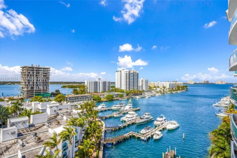 Condo in North Bay Village, Florida, 2 bedrooms  № 2041843 - photo 21