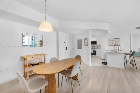 Condo in North Bay Village, Florida, 2 bedrooms  № 2041843 - photo 3