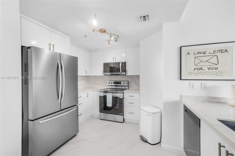 Condo in North Bay Village, Florida, 2 bedrooms  № 2041843 - photo 7