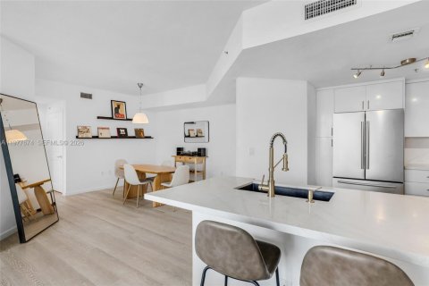 Condo in North Bay Village, Florida, 2 bedrooms  № 2041843 - photo 10