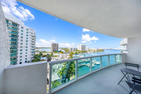 Condo in North Bay Village, Florida, 2 bedrooms  № 2041843 - photo 22