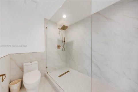 Condo in North Bay Village, Florida, 2 bedrooms  № 2041843 - photo 16