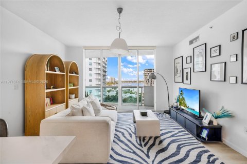 Condo in North Bay Village, Florida, 2 bedrooms  № 2041843 - photo 5