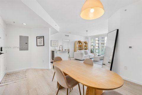 Condo in North Bay Village, Florida, 2 bedrooms  № 2041843 - photo 2