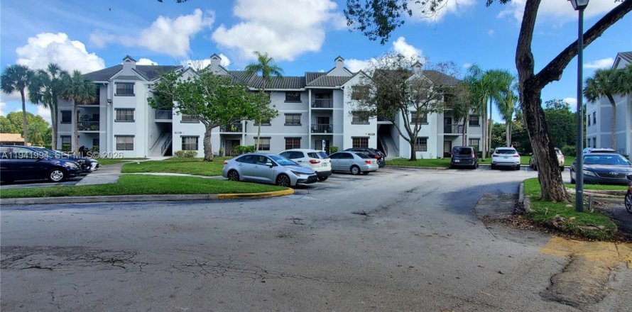 Apartment in Coral Springs, Florida 3 bedrooms, 121.24 sq.m. № 1999908