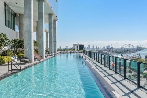 Condo in Miami, Florida, 1 bedroom  № 2019560 - photo 17