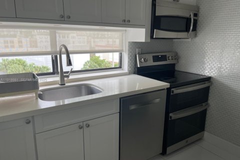 Купить кондоминиум в Санни-Айлс-Бич, Флорида 2 спальни, 91.79м2, № 2038143 - фото 2