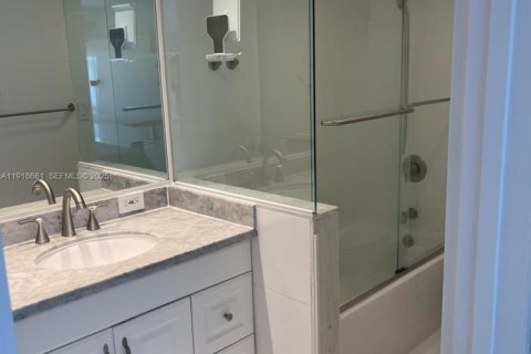 Купить кондоминиум в Санни-Айлс-Бич, Флорида 2 спальни, 91.79м2, № 2038143 - фото 17