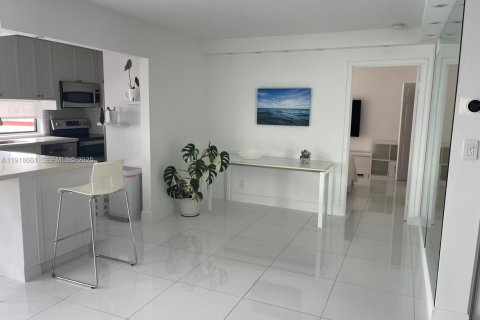 Купить кондоминиум в Санни-Айлс-Бич, Флорида 2 спальни, 91.79м2, № 2038143 - фото 21