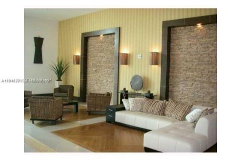 Apartamento en alquiler en Miami, Florida, 2 dormitorios, 90.77 m2 № 2004327 - foto 3