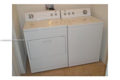 Apartamento en alquiler en Miami, Florida, 2 dormitorios, 90.77 m2 № 2004327 - foto 9