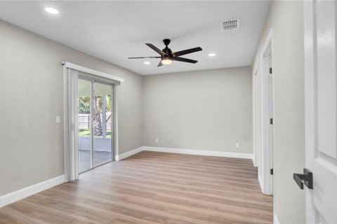 House in Kissimmee, Florida 4 bedrooms, 149.57 sq.m. № 1718977 - photo 11