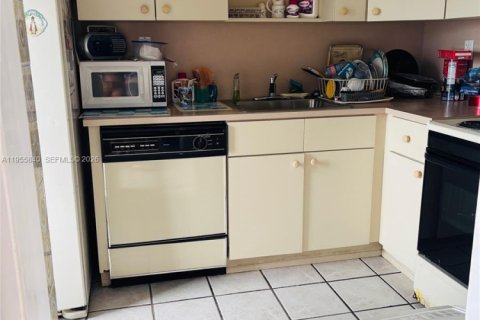 Condo in Miami, Florida, 2 bedrooms  № 2009834 - photo 2