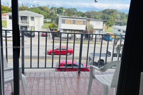 Condo in Miami, Florida, 2 bedrooms  № 2009834 - photo 5