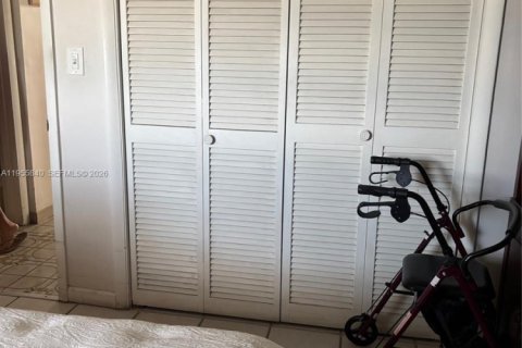 Condo in Miami, Florida, 2 bedrooms  № 2009834 - photo 4