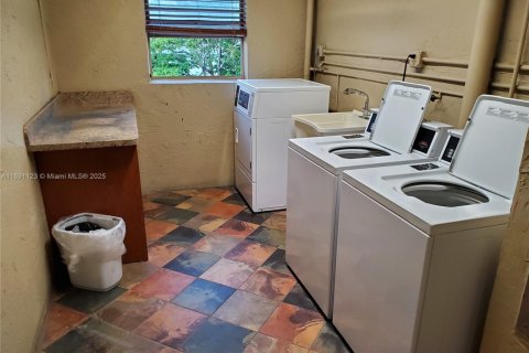Copropriété à louer à Hallandale Beach, Floride: 1 chambre, 65.5 m2 № 1944523 - photo 11