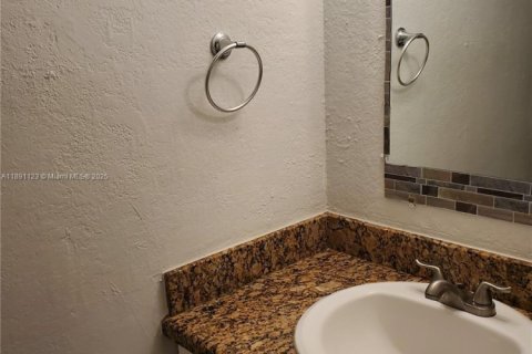 Copropriété à louer à Hallandale Beach, Floride: 1 chambre, 65.5 m2 № 1944523 - photo 4