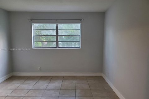 Copropriété à louer à Hallandale Beach, Floride: 1 chambre, 65.5 m2 № 1944523 - photo 5