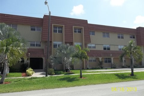 Copropriété à louer à Hallandale Beach, Floride: 1 chambre, 65.5 m2 № 1944523 - photo 10