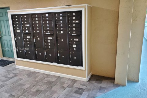 Copropriété à louer à Hallandale Beach, Floride: 1 chambre, 65.5 m2 № 1944523 - photo 12