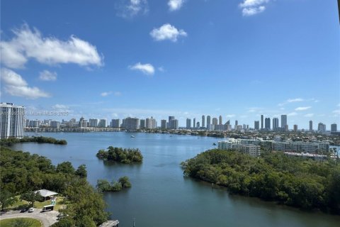 Condo in North Miami Beach, Florida, 2 bedrooms  № 1953128 - photo 10