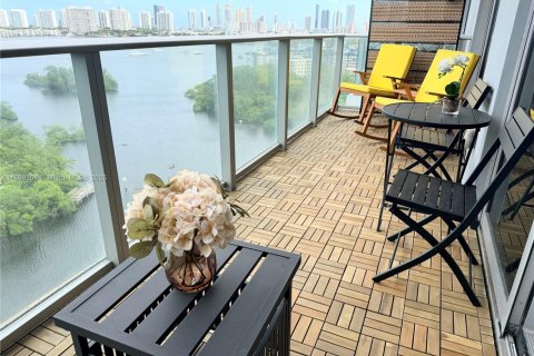 Condo in North Miami Beach, Florida, 2 bedrooms  № 1953128 - photo 1