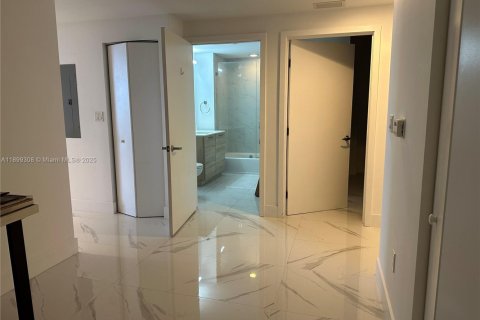 Condo in North Miami Beach, Florida, 2 bedrooms  № 1953128 - photo 27