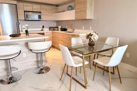Condo in North Miami Beach, Florida, 2 bedrooms  № 1953128 - photo 17