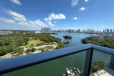 Condo in North Miami Beach, Florida, 2 bedrooms  № 1953128 - photo 11