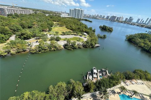 Condo in North Miami Beach, Florida, 2 bedrooms  № 1953128 - photo 13