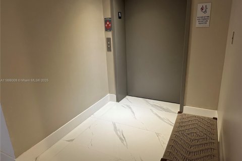 Condo in North Miami Beach, Florida, 2 bedrooms  № 1953128 - photo 30