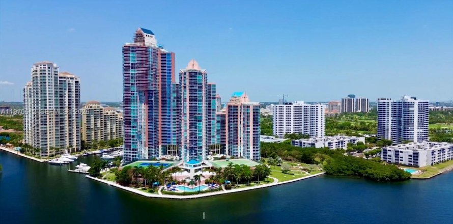 Кондоминиум с 2 спальнями в Авентура, Флорида № 2032216