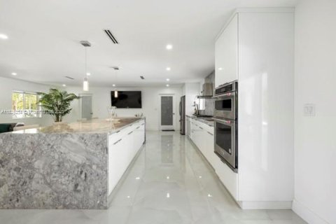 House in Miami, Florida 4 bedrooms, 170.66 sq.m. № 1794736 - photo 18