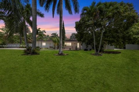 House in Miami, Florida 4 bedrooms, 170.66 sq.m. № 1794736 - photo 2