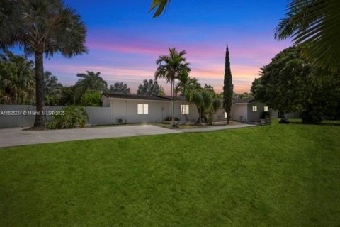 House in Miami, Florida 4 bedrooms, 170.66 sq.m. № 1794736 - photo 1
