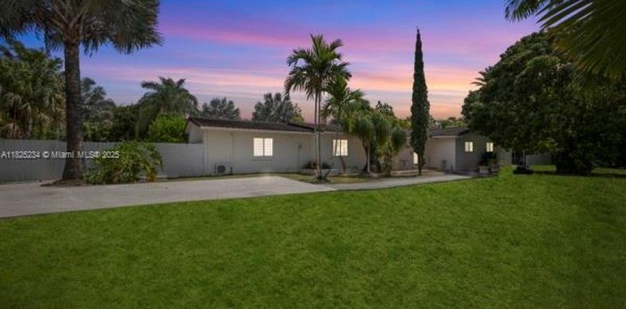 House in Miami, Florida 4 bedrooms, 170.66 sq.m. № 1794736