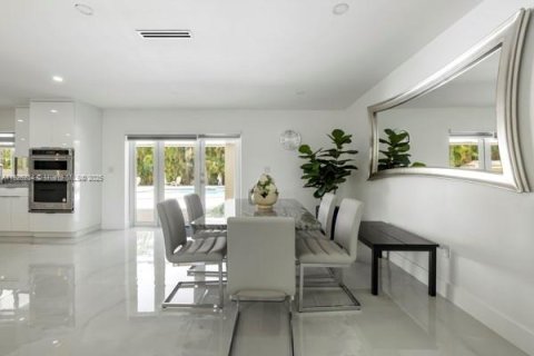 House in Miami, Florida 4 bedrooms, 170.66 sq.m. № 1794736 - photo 20