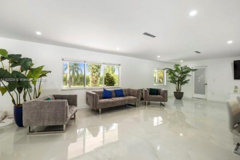 House in Miami, Florida 4 bedrooms, 170.66 sq.m. № 1794736 - photo 19