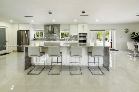 House in Miami, Florida 4 bedrooms, 170.66 sq.m. № 1794736 - photo 13