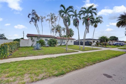 Casa en alquiler en Hialeah, Florida, 5 dormitorios, 235.97 m2 № 1953463 - foto 3