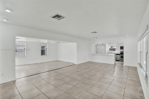 Casa en alquiler en Hialeah, Florida, 5 dormitorios, 235.97 m2 № 1953463 - foto 5